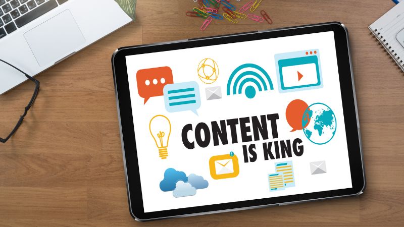 En iPad med ordene "innholdet er konge" på skjermen.