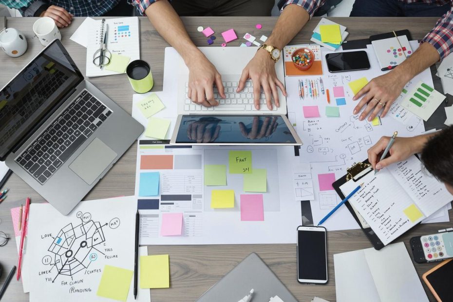 Moderne arbeidsplass med digitale verktøy og kreative materialer.
