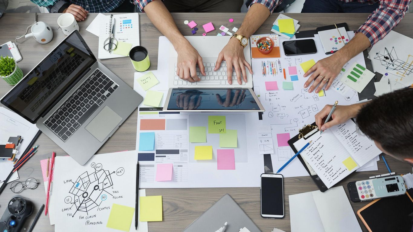 Moderne arbeidsplass med digitale verktøy og kreative materialer.