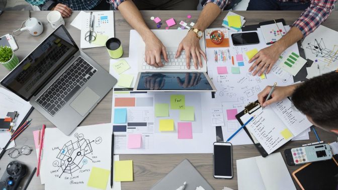 Moderne arbeidsplass med digitale verktøy og kreative materialer.