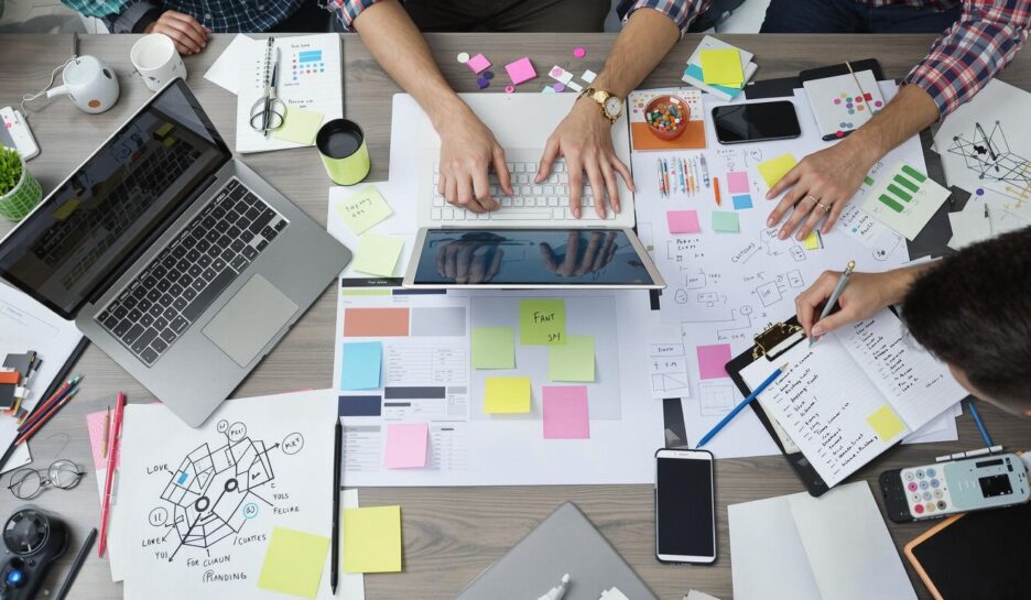 Moderne arbeidsplass med digitale verktøy og kreative materialer. {{brizy_dc_image_alt entityId=